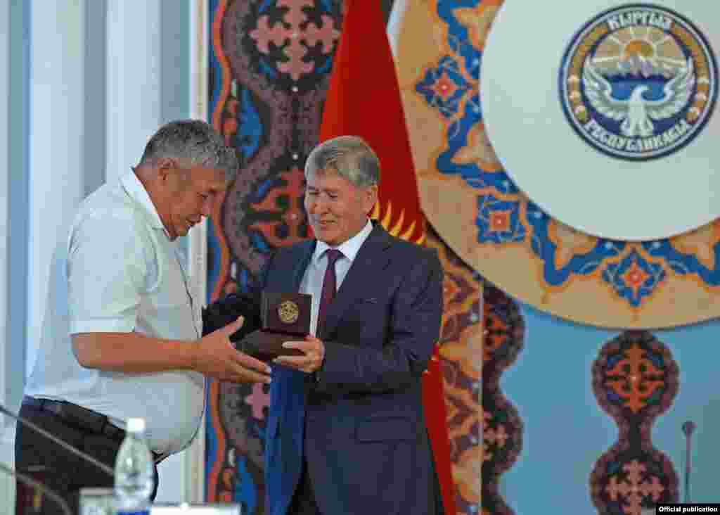 Kyrgyzstan - Bishkek, President Atambayev awards heroes who have saved during Osh events of 2010 people of different nationalities, 10. 06. 2015