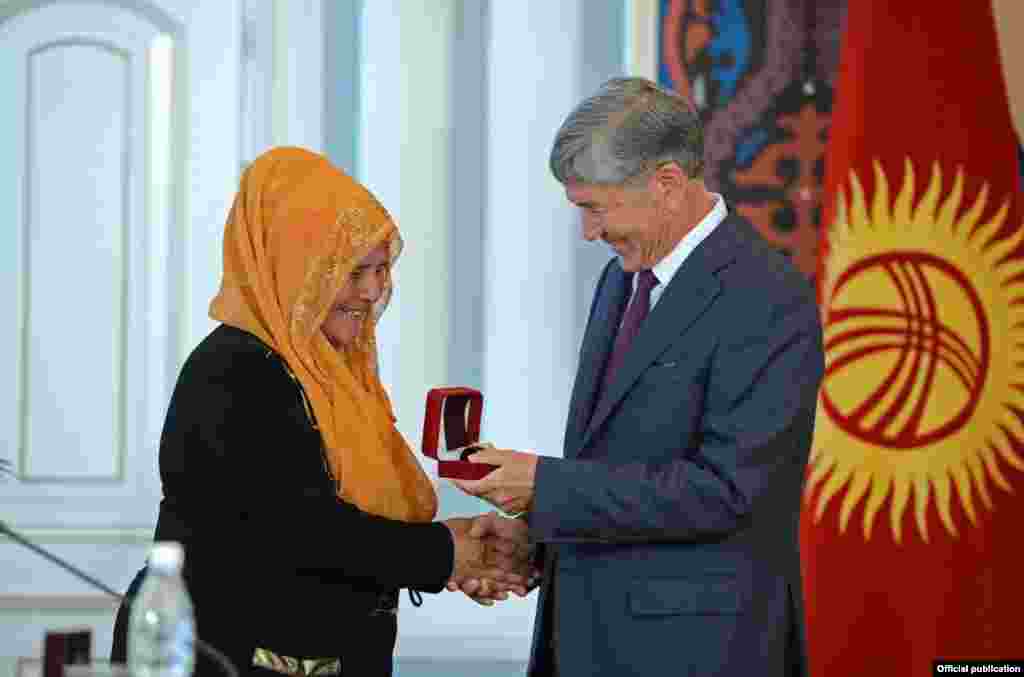 Kyrgyzstan - Bishkek, President Atambayev awards heroes who have saved during Osh events of 2010 people of different nationalities, 10. 06. 2015