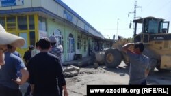 Yangiyer tumanidagi "Dehqon bozori"ga traktor va buldozerlar 7 may kuni haydaldi.