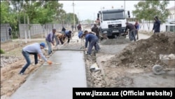 Jizzax viloyatida bank xodimlaridan tortib huquq-tartibot organlari xodimlarigacha Paxtakor tumaniga “Obod kishloq” loyihasi doirasidagi ishlarga safarbar qilindi.