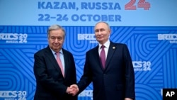 Rusiya prezidenti Vladimir Putin Kazanda BRICS sammiti zamanı BMT baş katibi Antonio Quterreşi salamlayır.