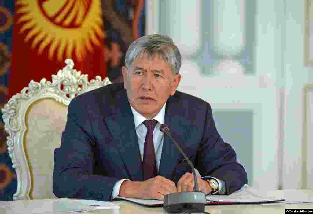 Kyrgyzstan - Bishkek, President Atambayev awards heroes who have saved during Osh events of 2010 people of different nationalities, 10. 06. 2015